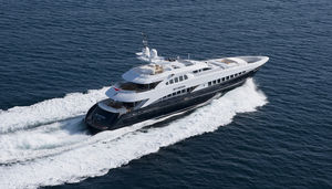 super-yacht rapide / à fly / en aluminium / coque semi-planante