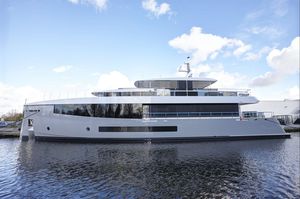 super-yacht explorer / 6 cabines / à étrave verticale