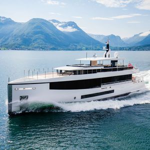 super-yacht de croisière / explorer / avec timonerie / à étrave verticale