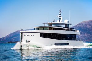 super-yacht de croisière / explorer / avec timonerie / à étrave verticale