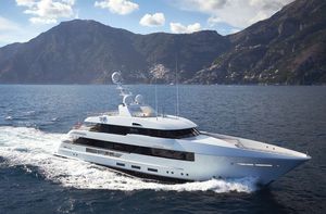 super-yacht de croisière / avec timonerie / à déplacement / avec piscine