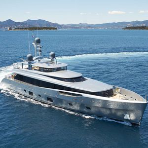 mega-yacht de croisière / à fly / coque semi-planante / 4 cabines