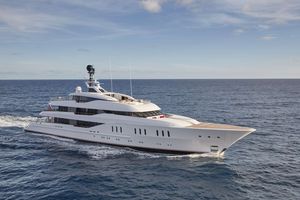mega-yacht de croisière / raised pilothouse / avec héliport
