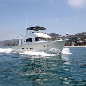 motor-yacht offshore / trawler / à fly / en fibre de verre