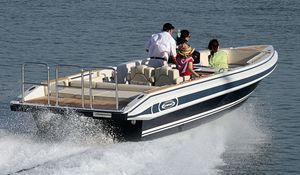 coque open in-bord / hydrojet / diesel / à console centrale