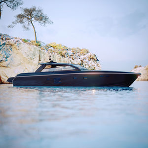 motor-yacht de croisière / hard-top / ligne d'arbre / coque planante