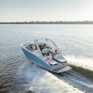 runabout in-bord / bow-rider / à double console / max. 13 personnes