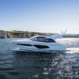 motor-yacht de croisière / à fly / 3 cabines