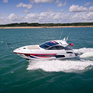 motor-yacht de sport / hard-top / POD IPS / coque planante