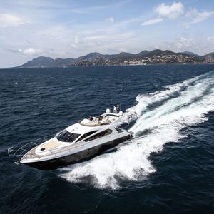motor-yacht de croisière / à fly / POD IPS / coque planante
