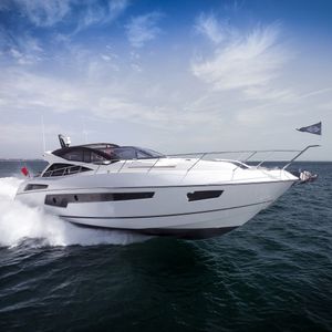 motor-yacht de croisière / hard-top / coque planante / 4 cabines