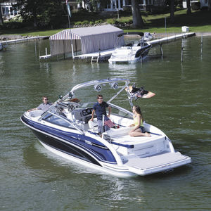 runabout in-bord / bow-rider / à double console / de wakeboard