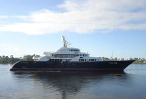 mega-yacht de croisière / avec timonerie / en acier / sur mesure
