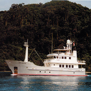 motor-yacht de croisière / explorer / à fly / en acier