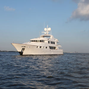 super-yacht de croisière / avec timonerie / en aluminium / coque à déplacement