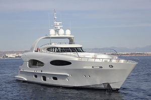super-yacht de croisière / à fly / raised pilothouse / coque planante