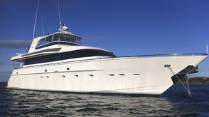 motor-yacht de croisière / avec timonerie / à fly / en aluminium