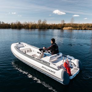 bateau pneumatique in-bord / à console latérale / de sport / hydrojet