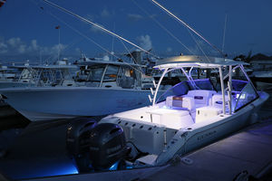 runabout hors-bord / bi-moteur / bow-rider / à double console