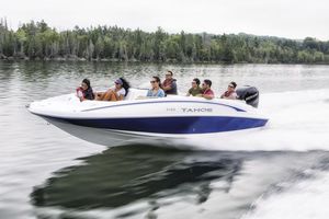 deck-boat hors-bord / de wakeboard / max. 11 personnes