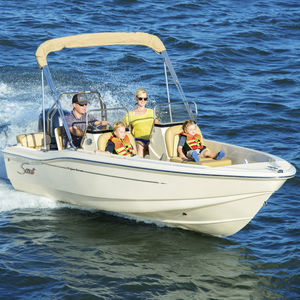 runabout hors-bord / bow-rider / de pêche sportive / max. 6 personnes