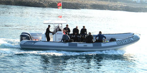 bateau pneumatique hors-bord / bimoteur / semi-rigide / à console centrale