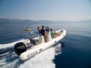 bateau pneumatique hors-bord / semi-rigide / à console centrale / max. 13 personnes