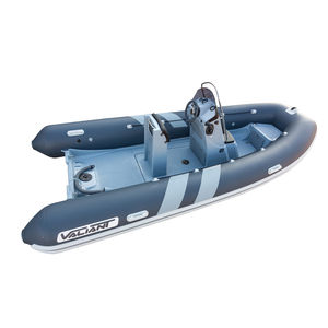 bateau pneumatique hors-bord / semi-rigide / à console centrale / max. 8 personnes
