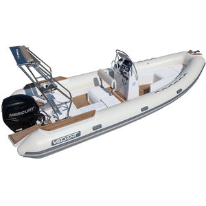 bateau pneumatique hors-bord / semi-rigide / à console centrale / max. 13 personnes