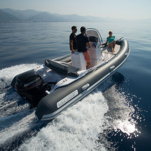 bateau pneumatique à console centrale / semi-rigide / roll-bar / bain de soleil