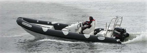 bateau pneumatique hors-bord / bimoteur / semi-rigide / à console centrale