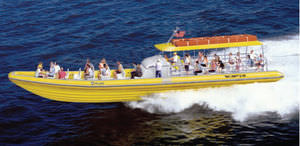 bateau à passagers in-bord / bateau pneumatique / semi-rigide / à console centrale