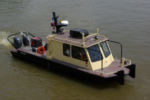 bateau de travail polyvalent hors-bord / en aluminium / à cockpit fermé