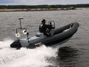 bateau de travail in-bord / bateau pneumatique / semi-rigide / à console centrale