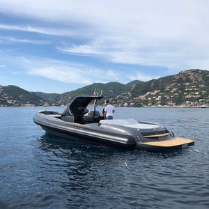 bateau pneumatique in-bord / semi-rigide / à console centrale / hard-top