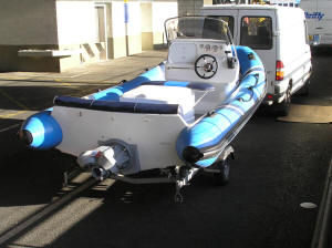 bateau pneumatique hydrojet / semi-rigide / à console centrale