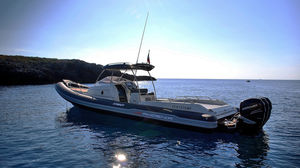 bateau pneumatique hors-bord / trimoteur / semi-rigide / à console centrale