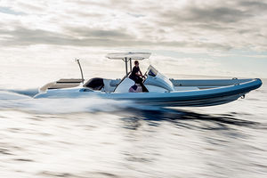 bateau pneumatique in-bord / semi-rigide / à console centrale / bain de soleil