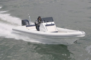 bateau pneumatique hors-bord / semi-rigide / à console centrale