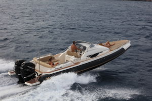 bateau pneumatique hors-bord / bimoteur / semi-rigide / à console centrale