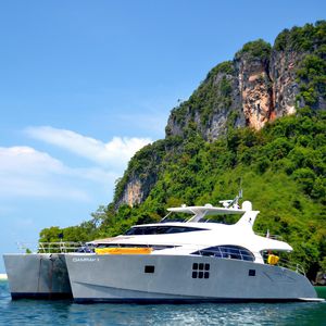motor-yacht catamaran à moteur / de croisière / à fly / en composite