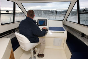 cabin-cruiser catamaran / hors-bord / bi-moteur / à cockpit fermé