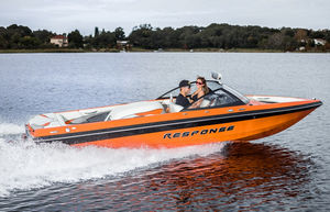 runabout in-bord / bow-rider / de ski nautique / max. 8 personnes