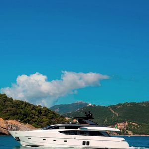 motor-yacht de croisière / à fly / en fibre de verre / coque planante