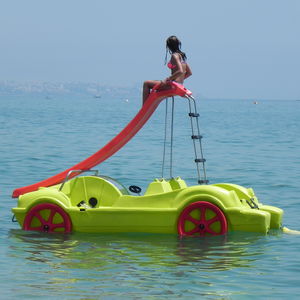 bateau à pédales 4 places / avec toboggan