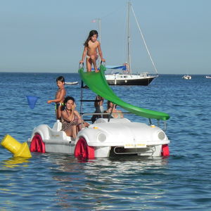 bateau à pédales 4 places / avec toboggan