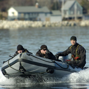 bateau pneumatique hors-bord / semi-rigide / pliable / de plongée