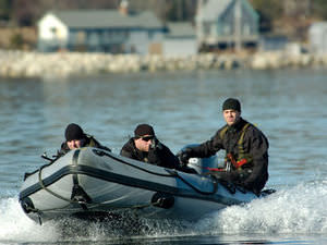 bateau militaire hors-bord / bateau pneumatique
