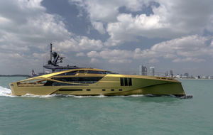 mega-yacht avec timonerie / à fly / en carbone / 5 cabines