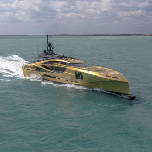 mega-yacht de croisière / avec timonerie / à fly / en carbone